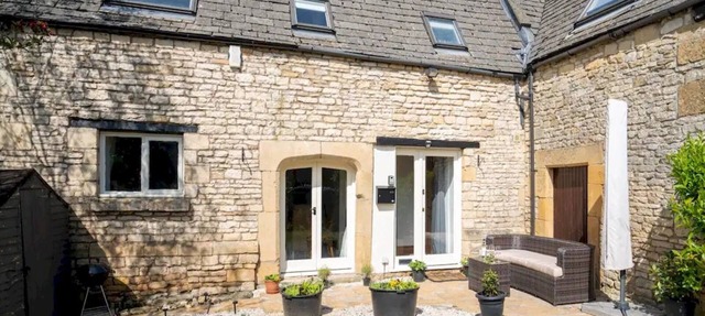 Converted 17th century barn with garden parking - Pass the Keys in Cheltenham
