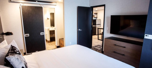 Deluxe Queen Beds (2) - Backstage Vibe, Lancaster Charm - Free Wifi -Indoor Pool in Lititz