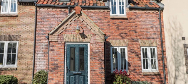 DOTTY'S SUNSHINE COTTAGE, pet friendly, with pool in Filey in Filey