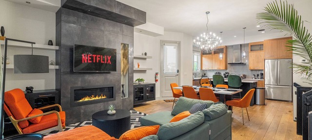 *Double King Beds* Spacious| Cozy and Fun| Steps from Downtown in Calgary