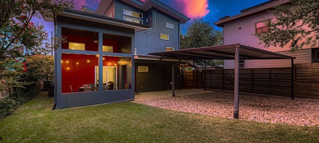 East Austin Modern | Rooftop Deck | Walk to Bars in Austin