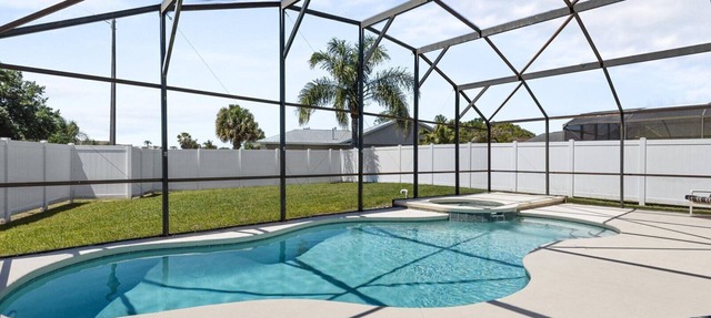 Easy Disney Access: Pool, Spa & Private Yard in Kissimmee