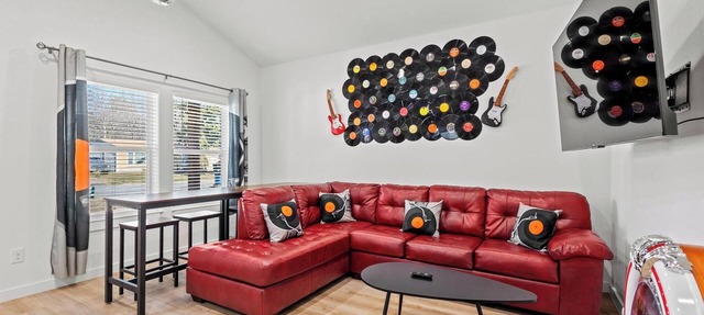 Elvis bedroom ✦ smart TVs ✦ prvt yard✦ pets ok✦ washer/dryer in Denison