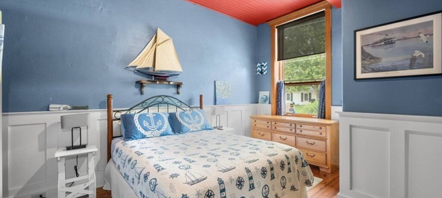 Enchanting river front spot with deck and Tiki bar in charming Hampton, Illinois in Hampton