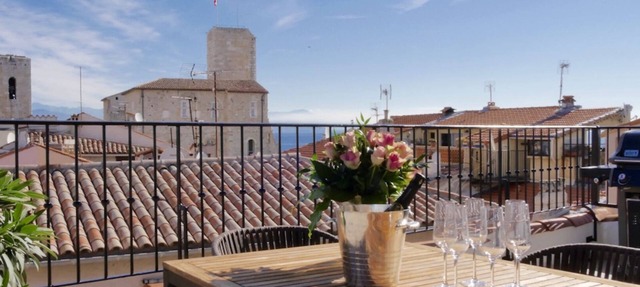 Entire fully renovated town house sea-view rooftop terrace, AC for 6 in Antibes