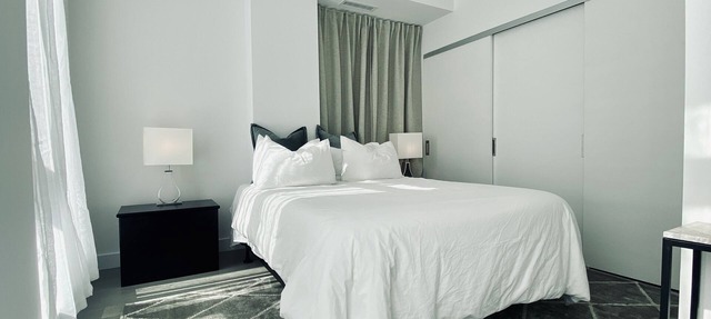 Executive 2 bed 2 bath condo - Kingsway Crescent in Toronto