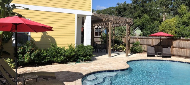 F2, Downtown St. Augustine, POOL, beaches, spacious, free onsite parking! in Saint Augustine