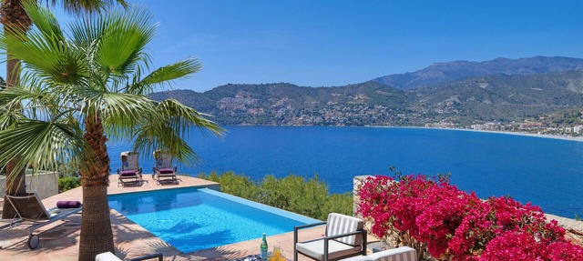 Fabulous 4 bedroom villa with private pool and amazing views of the bay in La Herradura