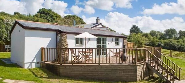 FIVE ELEMENTS STUDIO, pet friendly, with hot tub in St Agnes in Truro