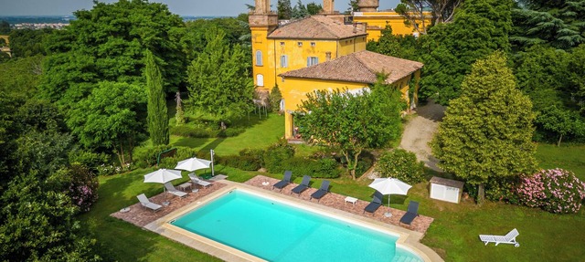 Flat in a sixteenth century villa with swimming pool and private park in Modena