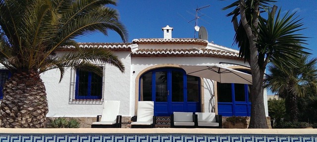 Fully Air Conditioned Villa With Heated Pool Set In Large Landscaped Gardens in Alicante