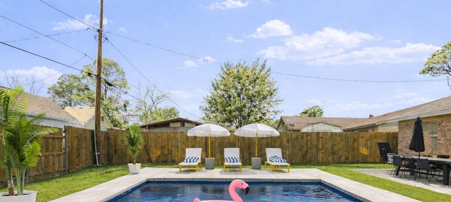 Gated Heated Pool - Large Playset - Walk to Stadiums - 6 Beds in Arlington