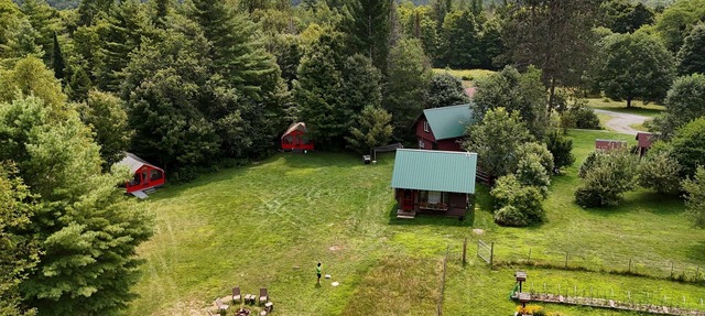 GLAMP RICHARD ON ADIRONDACK FLOWER FARM in North River