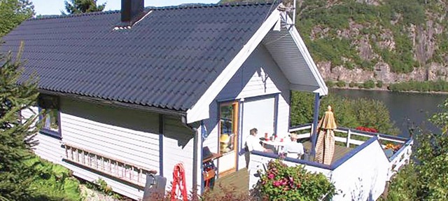 Gorgeous home in Lyngdal with house sea view in Lyngdal