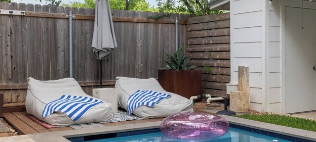 Guest House + Shared Pool - Eastside Palm Flat! in Austin