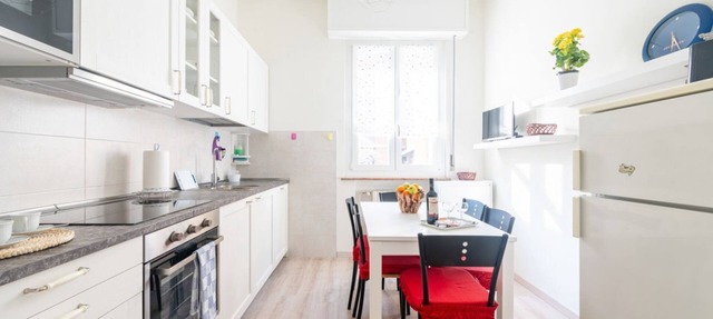 GuestHost - Comfortable apartment located on the mezzanine floor of a building, with five floors in total, from the 70s. There are steps to access it (NO lift).In 85 m2 of space it accommodates 5 guests.We are in a very lively neighborhood, where the cit in Parma
