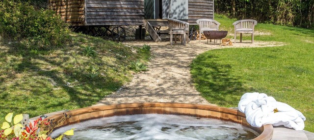 Hilltop Shepherds Hut with Hot Tub and Tennis in Hambleden