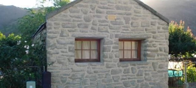 Historic stone cottage in Clyde