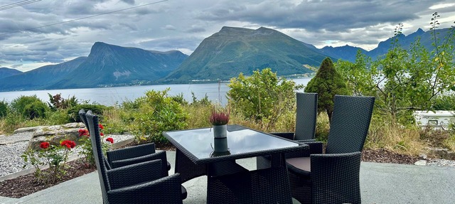 Holyday home (2016-built) with view plot beyond Fjord and Mountains. in Hjørungavåg