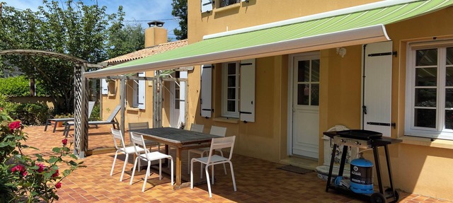 House near sea south exposed Provencale style in Brem-Sur-Mer