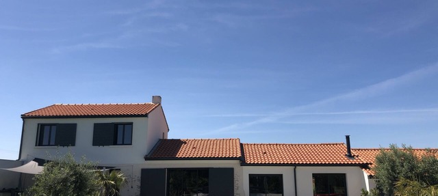 House with a swimming pool on a large, fenced-in lot in the vineyards in La Chapelle-Heulin