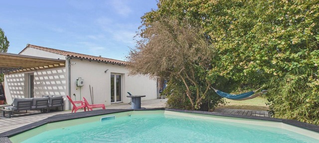 House with pool & large garden overlooking horses in Angles