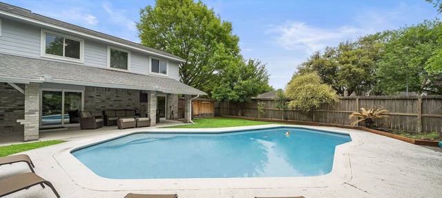 Houston Pool Retreat | WiFi Yard BBQ Games TVs in Houston