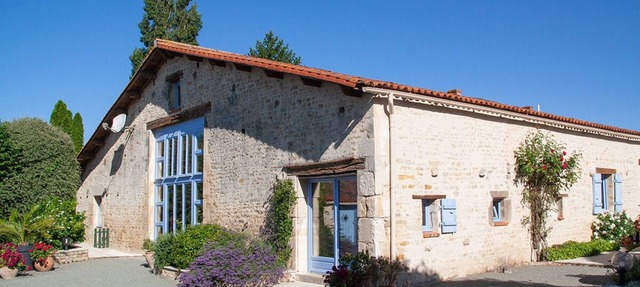 Hyper-Gite: very large barn converted into gites in Corpe