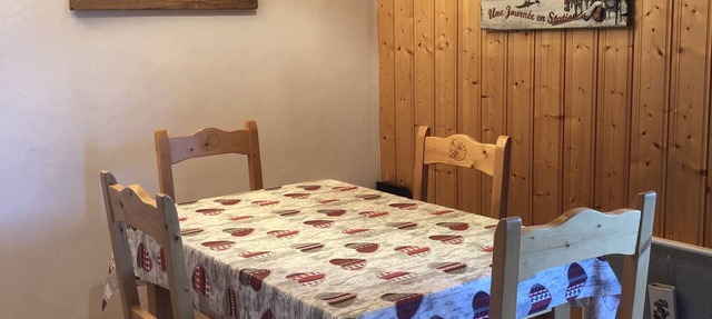 Ideal for 2 couples - Parking - Housekeeping included - Linen provided. in Les Allues