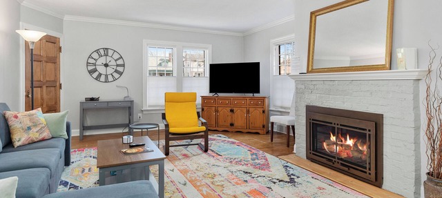 Immaculate-Central-Parking-Fireplace-Dining-Cafés in Fort Wayne