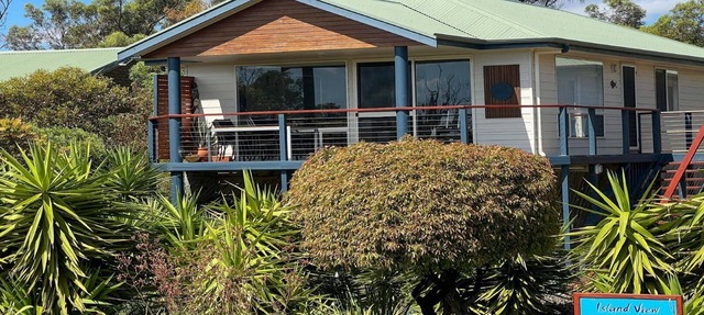Island View 1 - Sunsets - Quality - Sandy Beaches Across the Road in COFFIN BAY