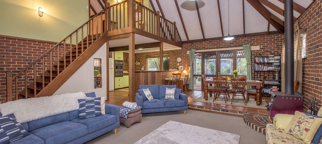 Jazz’s Leafy Retreat: Warm and welcoming family home. Walk to beach and town! in Dunsborough