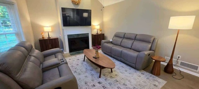 Kid-Friendly Near UD, 1st-Floor Master + Office in Newark