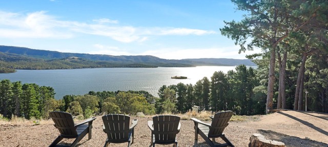 Lake Eildon Retreat - Breathtaking Views - Sleeps 12 in Mansfield