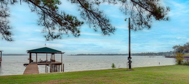 Lakefront Frankston Cabin w/Dock & Fire Pit! in Frankston