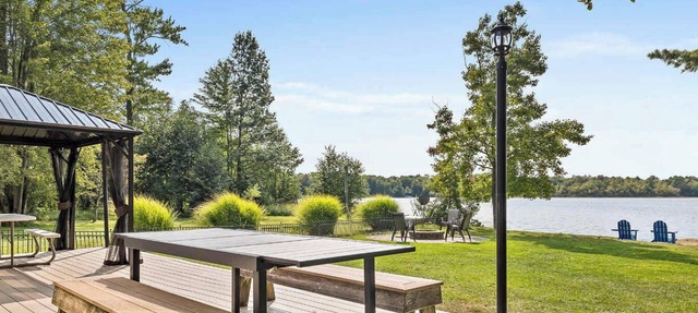 Lakefront Tranquility Spacious Retreat Sleeps 14 in Pullman