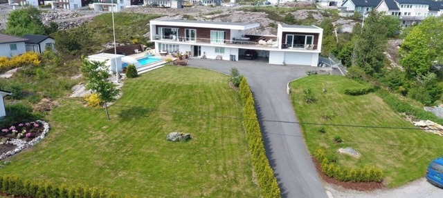 Large and spacious holiday home with heated pool in Vestland