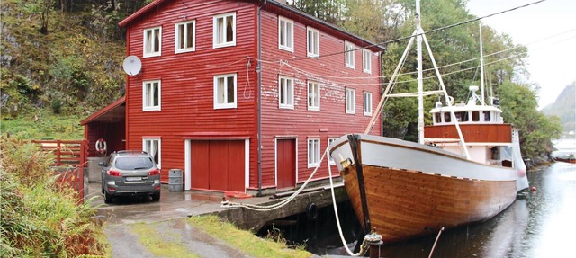 Large boathouse with three vacation apartments (N19683, N19684, N19685). in Lundegrend