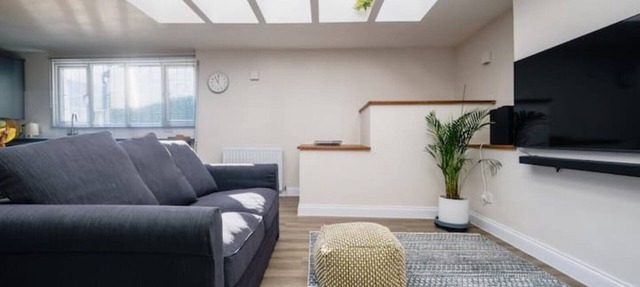 Light and spacious loft apartment in town centre in Bishop's Waltham