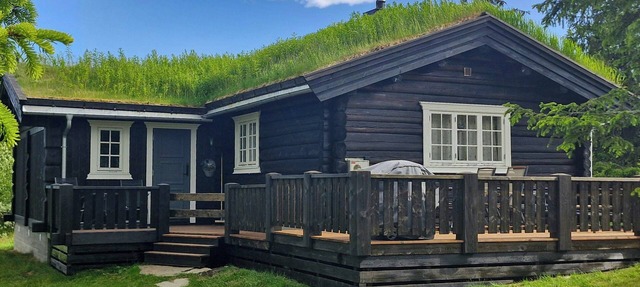 Log cabin directly by the ski slopes in Gausdal