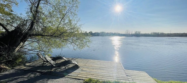 Lovely get away waterfront home in Jasper