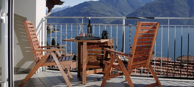 Lovely house close to the lake with panoramic lake and mountain views in San Siro