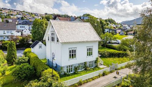 Lundenhuset 1917 - Historic House in the Heart of Ulsteinvik in Ulstein
