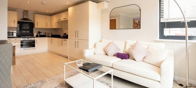 Luxury 2-Bed Apartment with Balcony in Reading