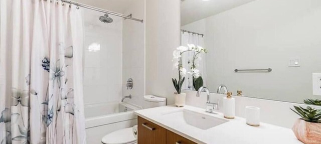 Luxury Downtown Unit+Parking+AC in Vancouver