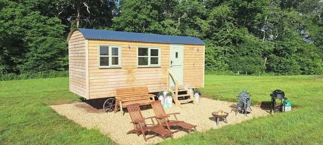 Luxury Shepherds Hut set in a countryside setting in Winchester