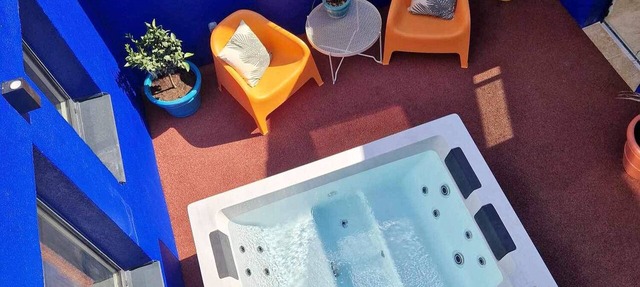 Luxury Villa for 14 People: 7 Bedrooms, 7 Bathrooms, 3 Kitchens, Pool, and Spa in Les Sables-d'Olonne