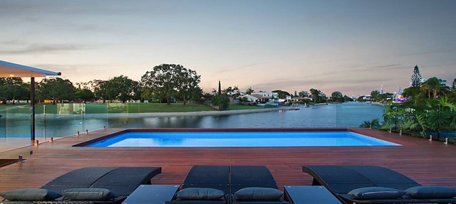 Luxury Villas Whitehaven (Heated pool) in Gold Coast