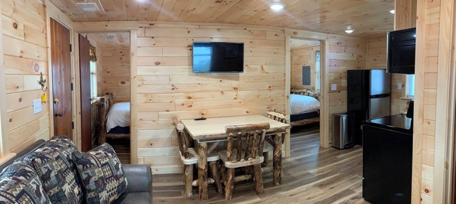 MAPLE COTTAGE - Lakefront on Thayer Lake in Alden with WiFi, AC in Alden