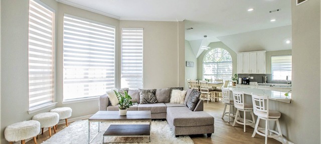 Modern 1-Story, 10mins from DFW Airport. Pets Welcome. Beautiful Neighborhood. in Irving